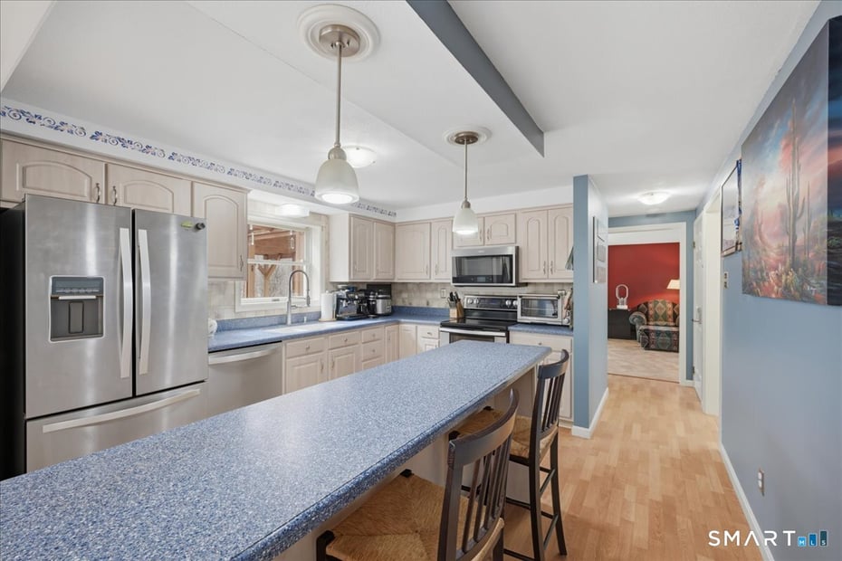 393 Forsyth Road Photo 5