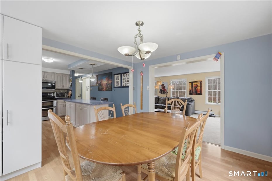 393 Forsyth Road Photo 7