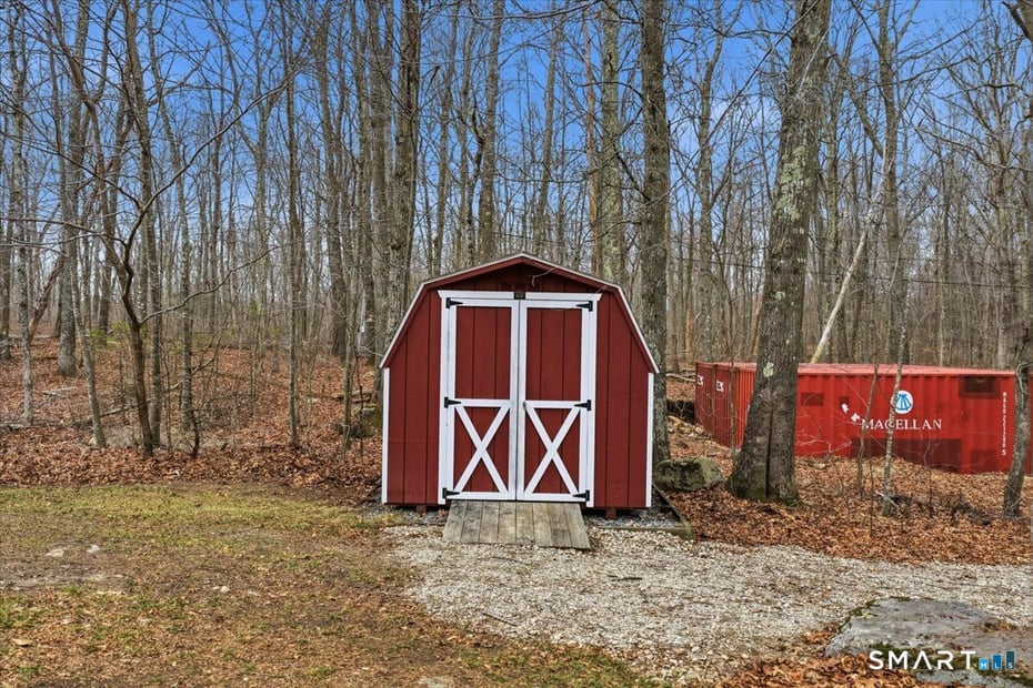 393 Forsyth Road Photo 32