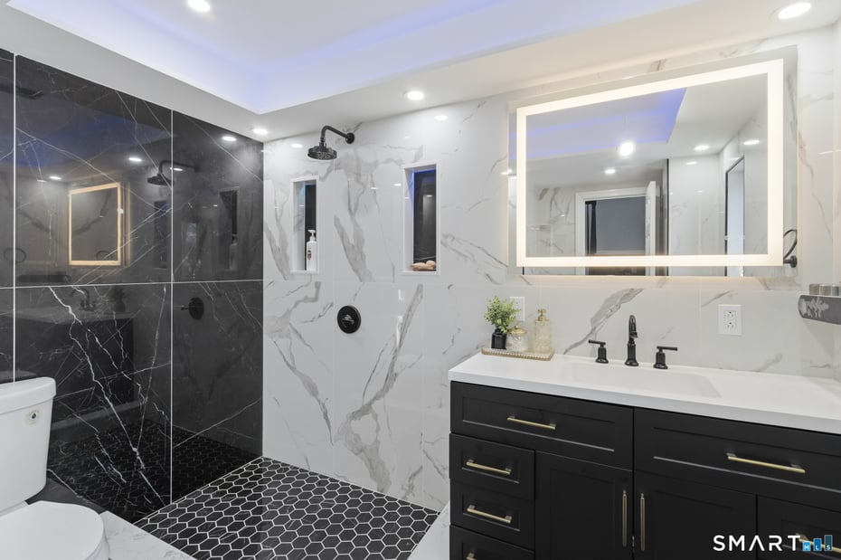 589 Racebrook Road Photo 2