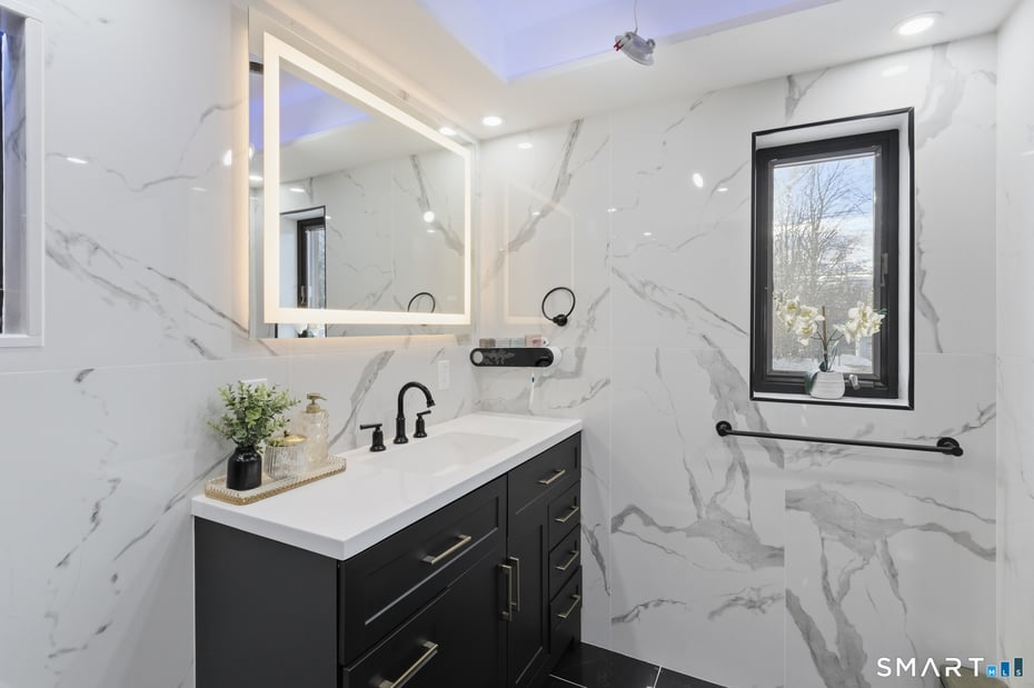 589 Racebrook Road Photo 3