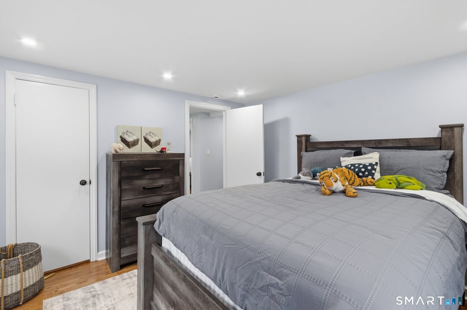 589 Racebrook Road Photo 26