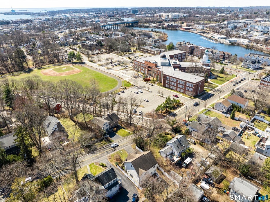 583 Howe Avenue Photo 11