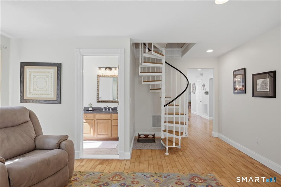 57 Forsyth Road Photo 16