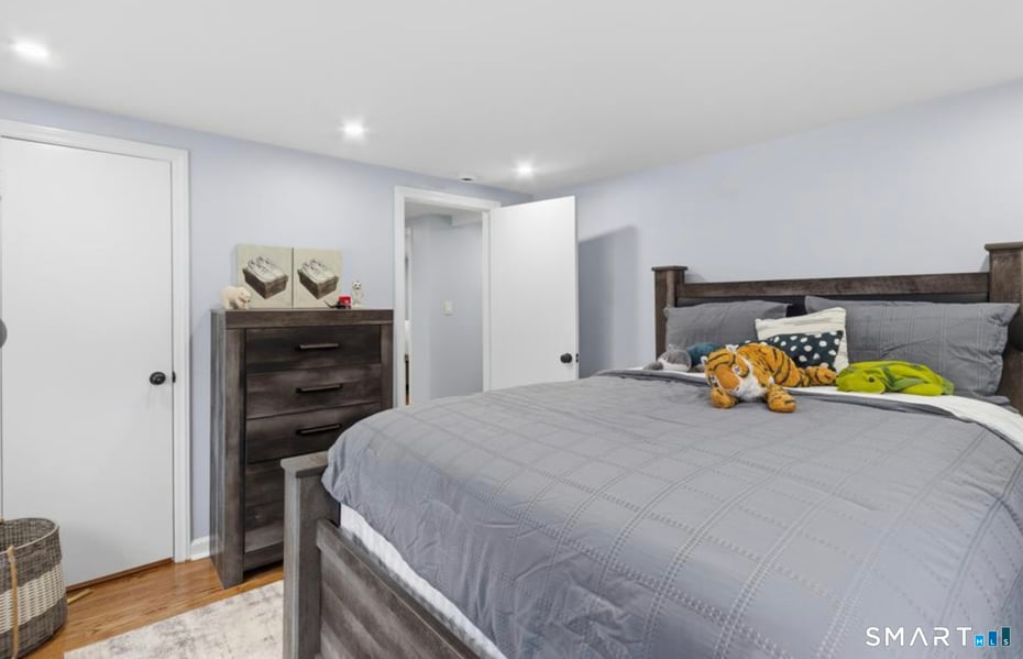 589 Racebrook Road Photo 18