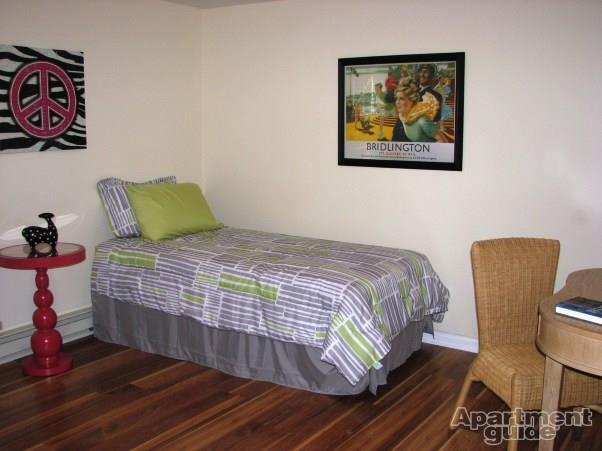 52 Essex Street Photo 6