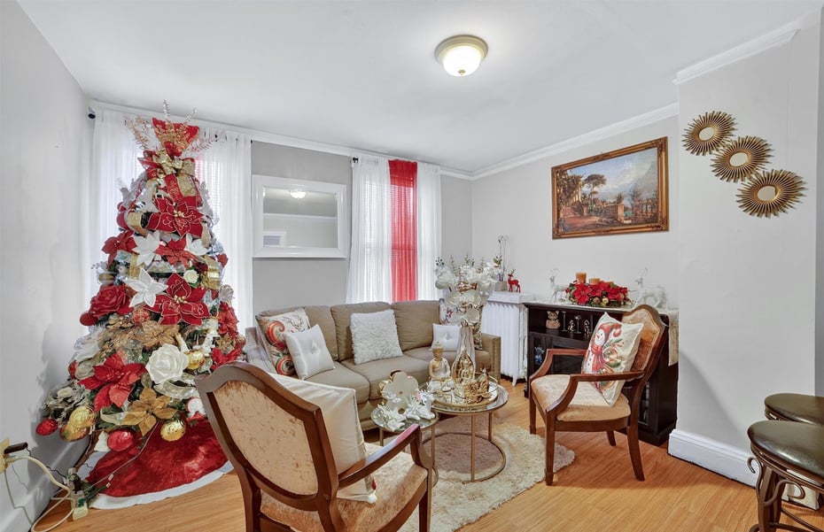 140 Beekman Avenue Photo 3