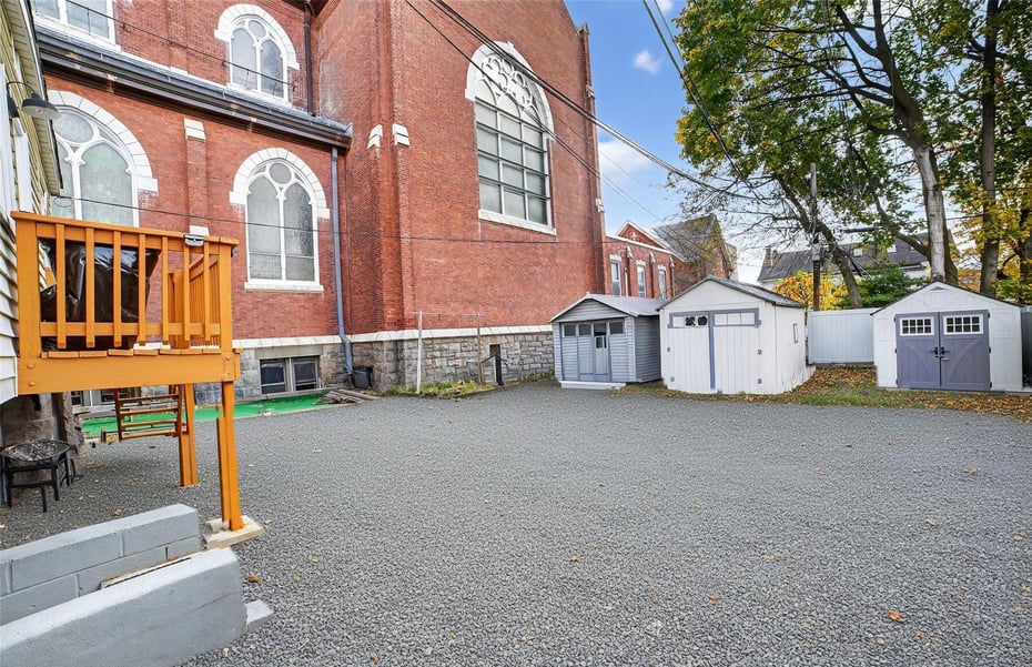 140 Beekman Avenue Photo 32