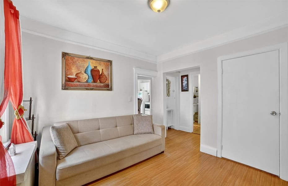 140 Beekman Avenue Photo 6