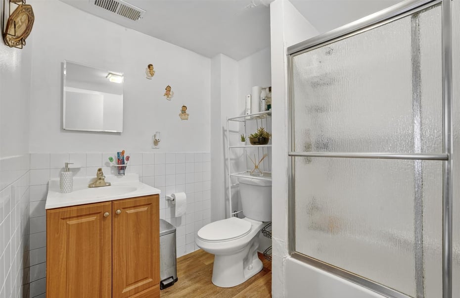 140 Beekman Avenue Photo 9