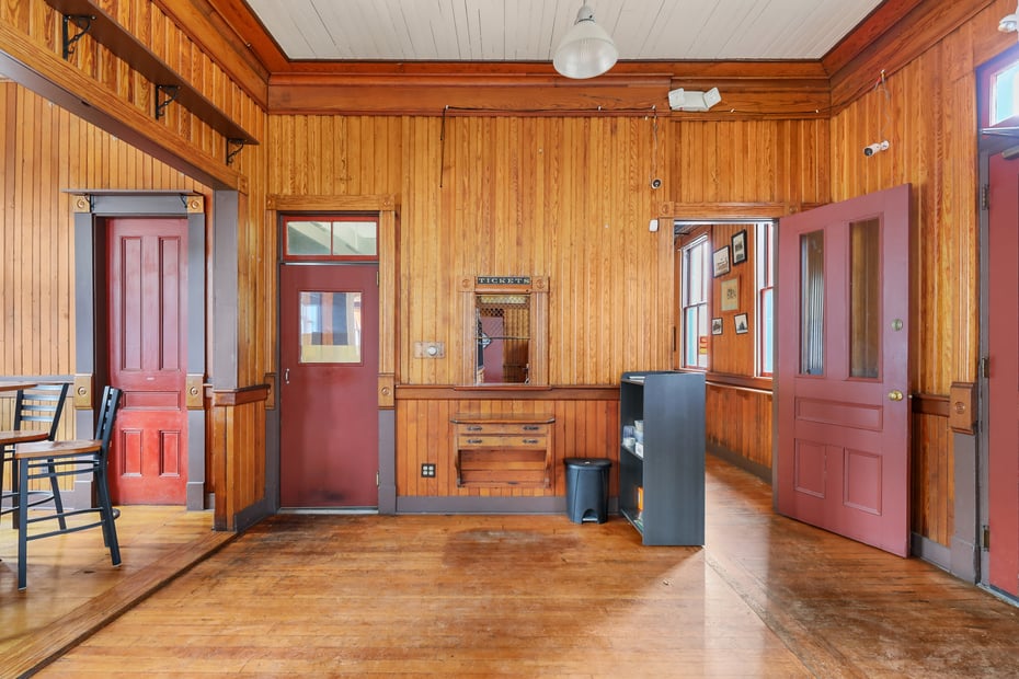 109 Railroad St Photo 3