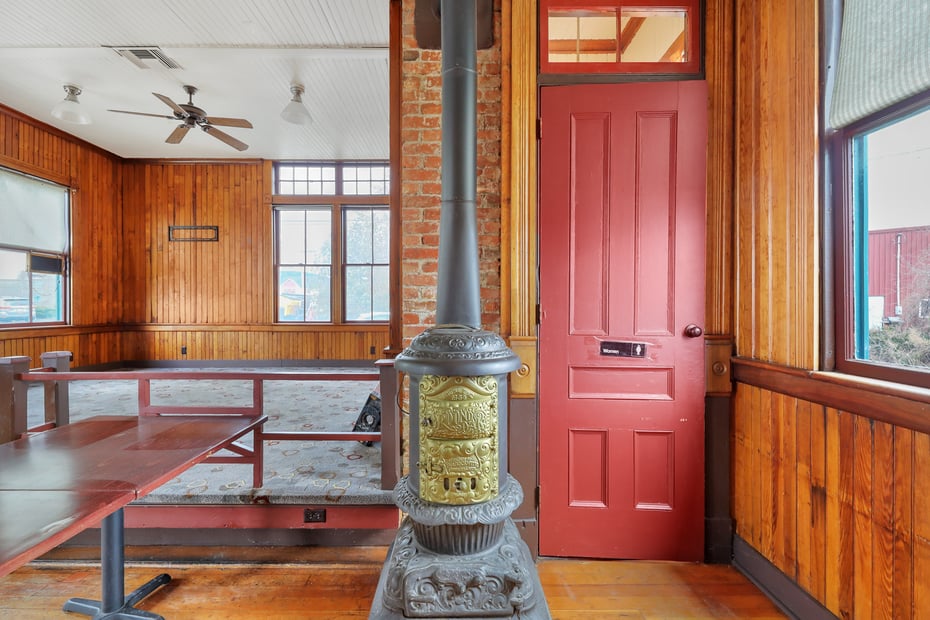 109 Railroad St Photo 4