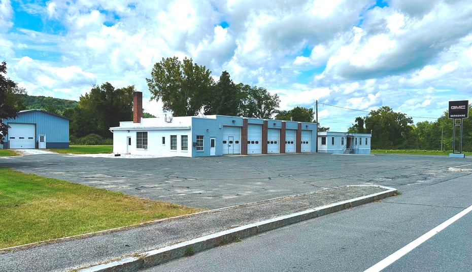 1955 N Main St Photo 2
