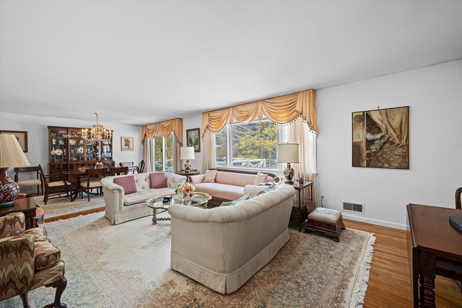 4 Meadow Way Photo 3
