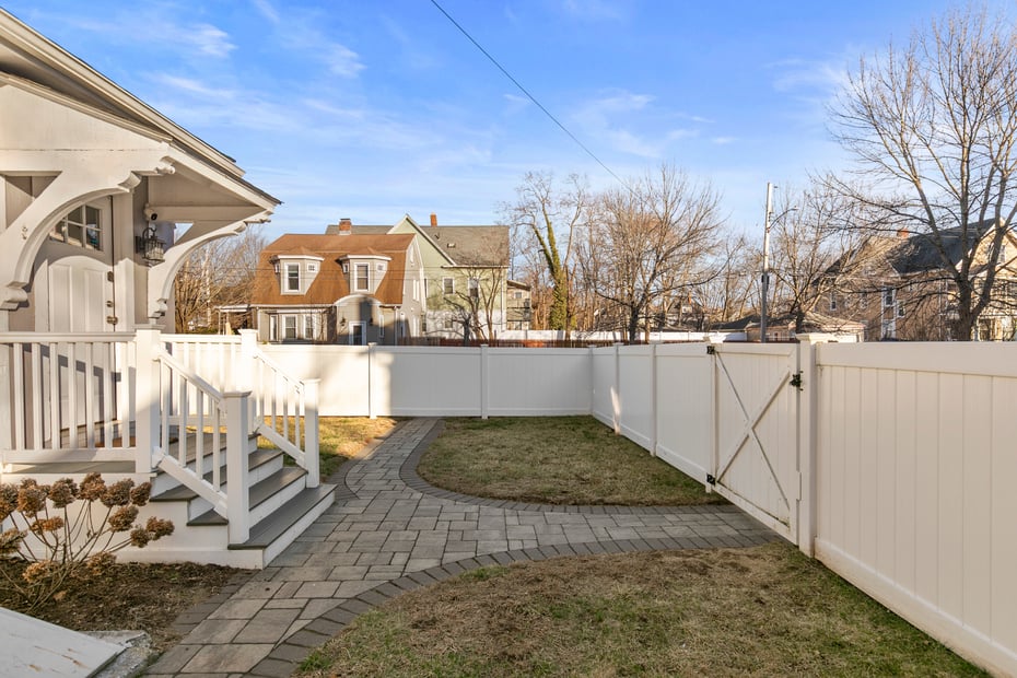 890 Elm Street Photo 24