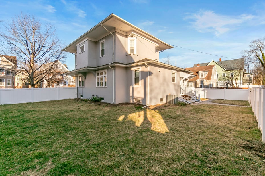 890 Elm Street Photo 25