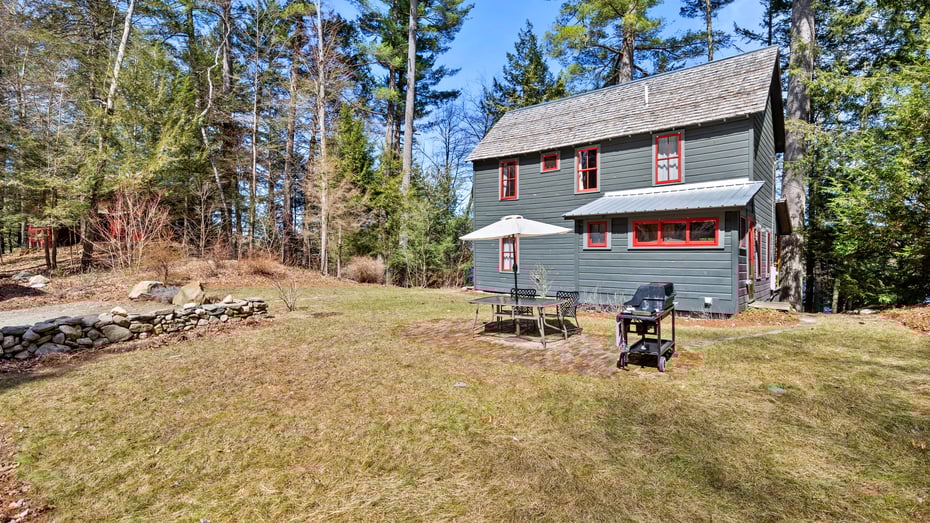 7 Lawrence Ave Photo 2