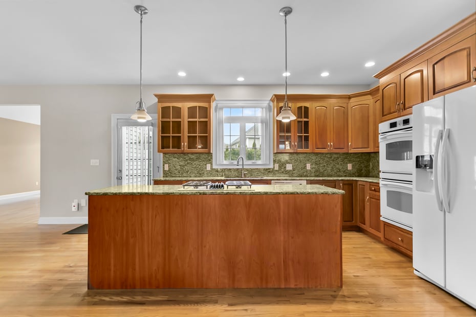 546 White Plains Road Photo 4