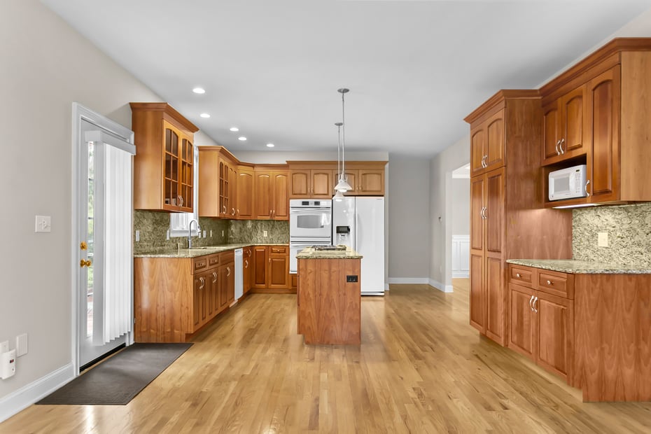 546 White Plains Road Photo 5