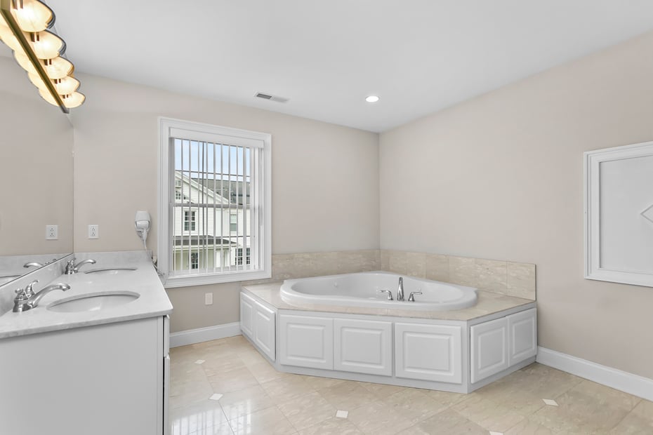 546 White Plains Road Photo 21