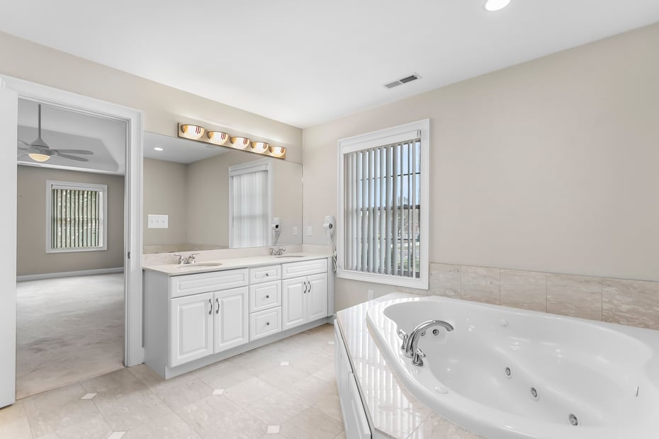 546 White Plains Road Photo 22