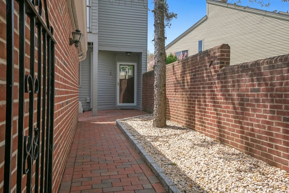 60 Waterside Close Photo 3