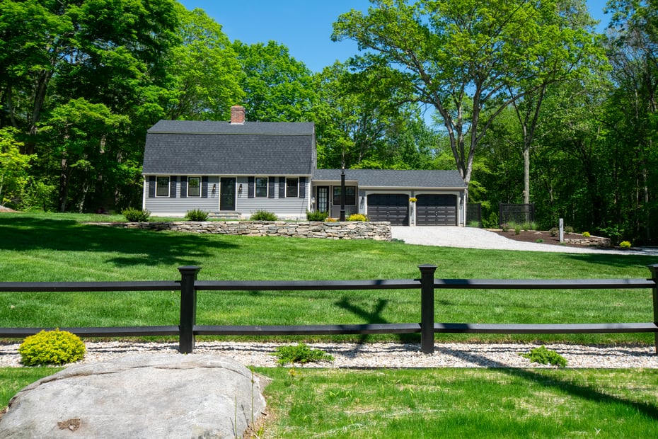 586 Essex Road Photo 4