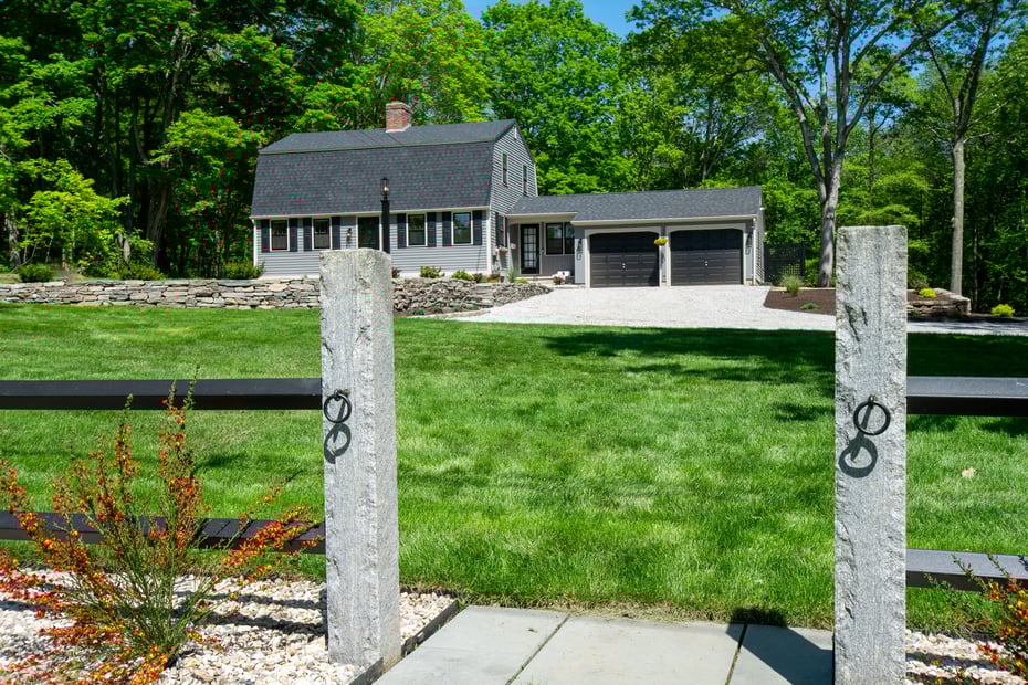 586 Essex Road Photo 5