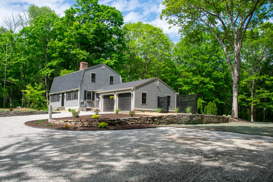 586 Essex Road Photo 9