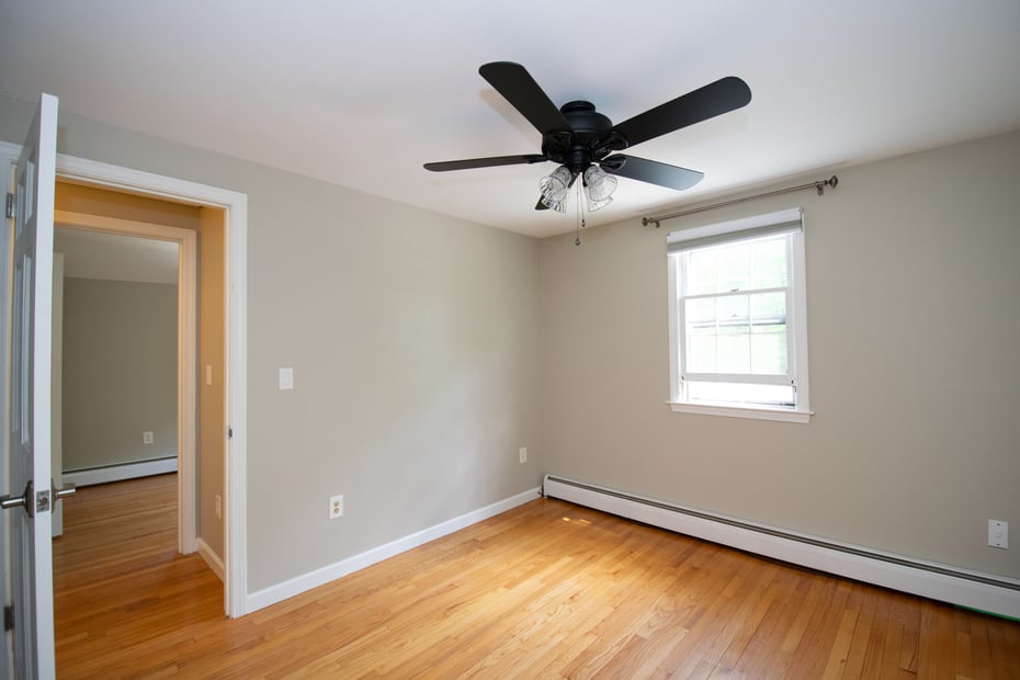 586 Essex Road Photo 24