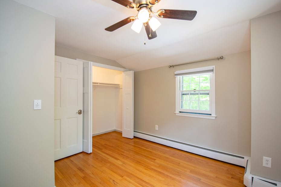 586 Essex Road Photo 25