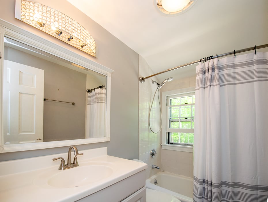 586 Essex Road Photo 26