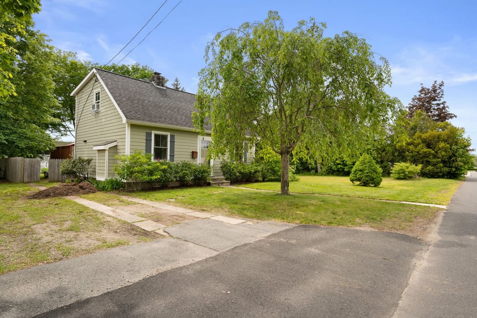 8 Maple Avenue Photo 1