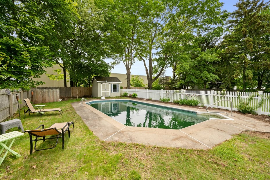 8 Maple Avenue Photo 8