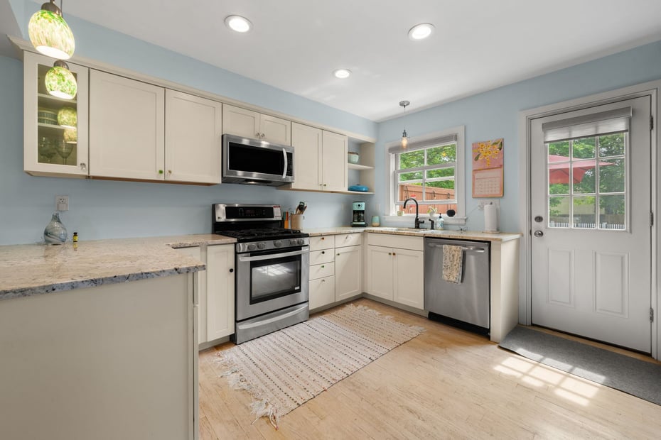 8 Maple Avenue Photo 23