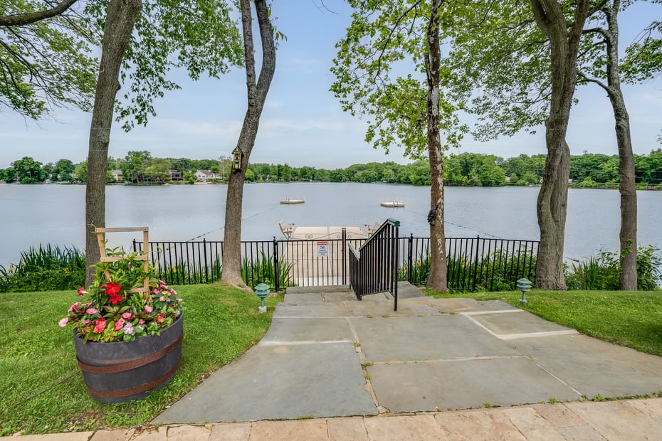 10 Waterside Close Photo 1