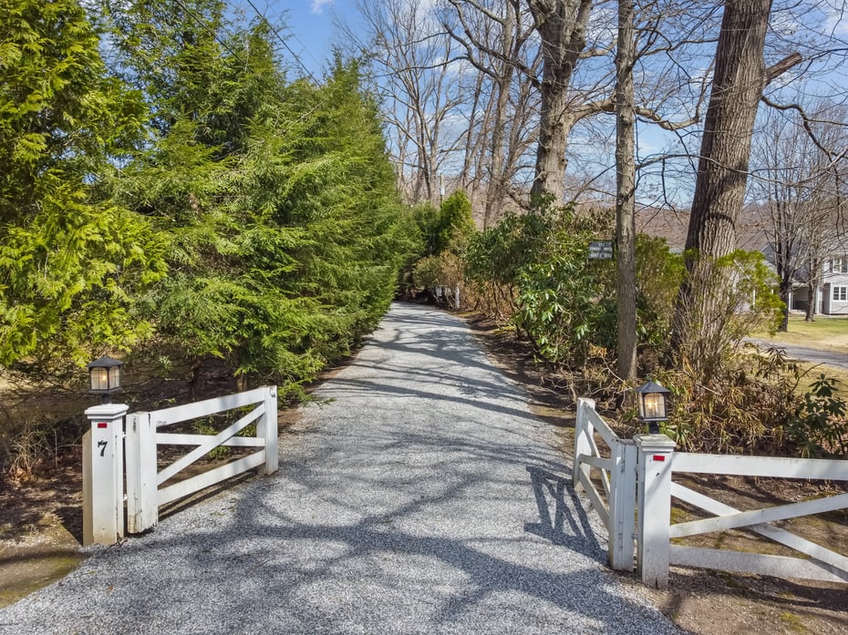 7 Ford Road Photo 10