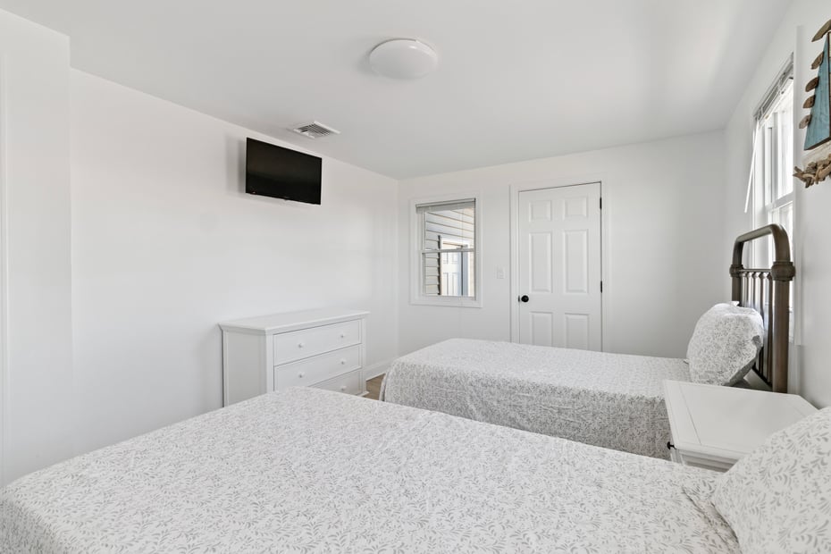 8 Belaire Manor Photo 30