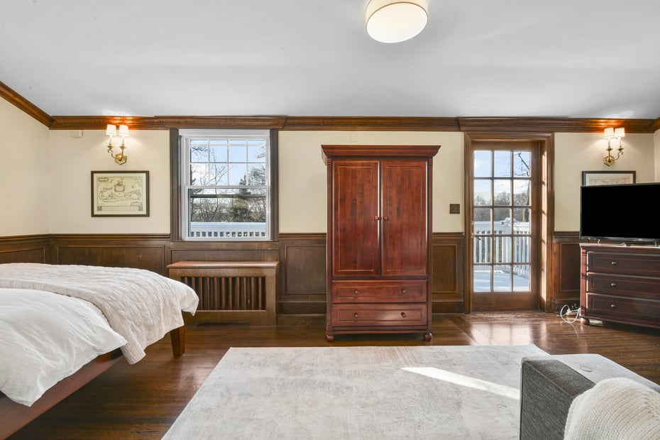 677 James Street Photo 23