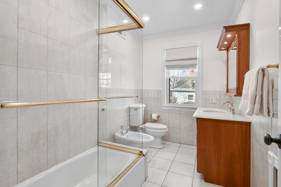 677 James Street Photo 22