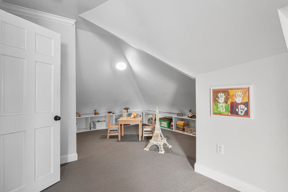 677 James Street Photo 26