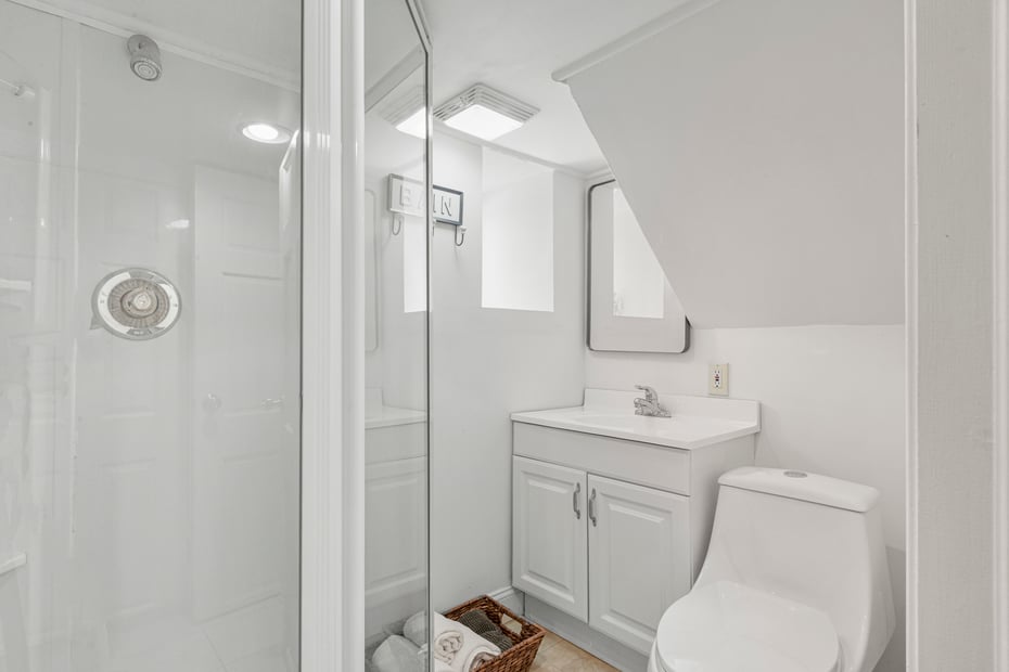 677 James Street Photo 27