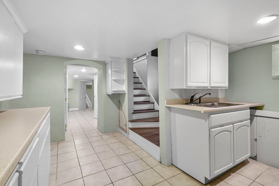 677 James Street Photo 29