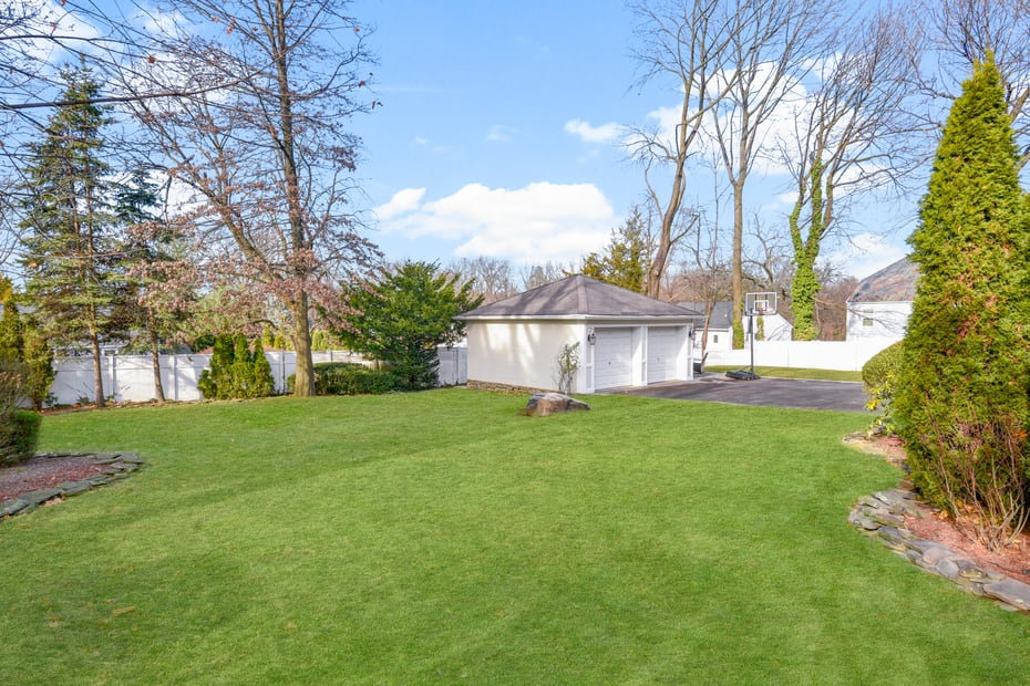 677 James Street Photo 37