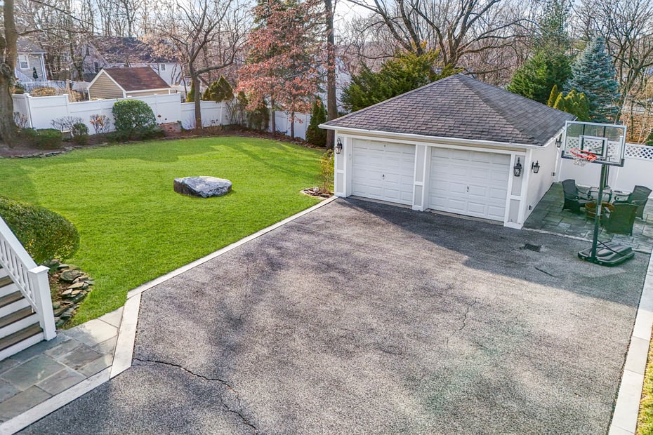 677 James Street Photo 38