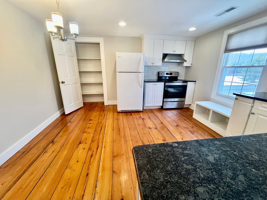 435 Foxon Road Photo 7