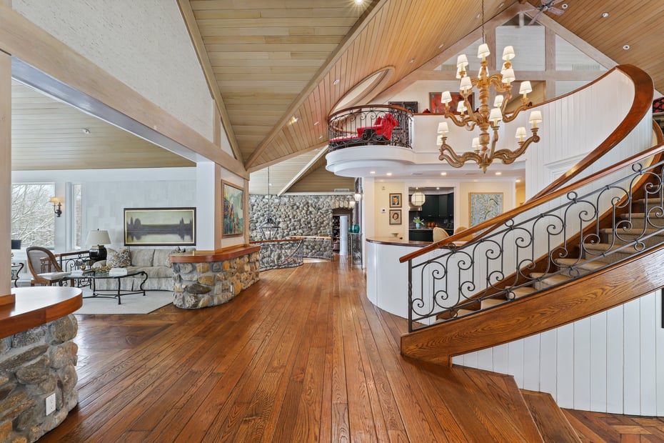 150 Old Farm Road N Photo 38