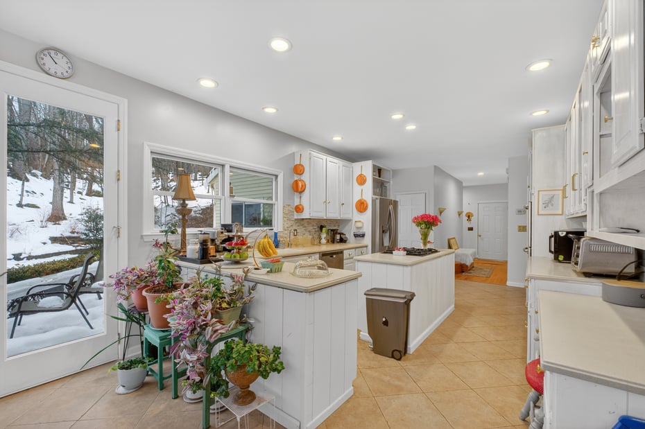 123a Peaceable Street Photo 3