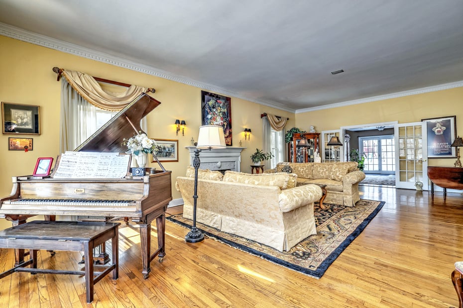 152 West River Street Photo 7