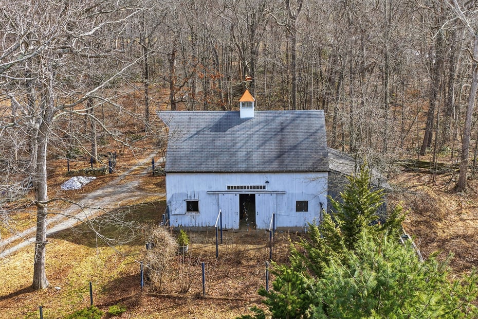 17 Colonial Drive Photo 3